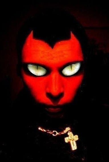 red_devil_-_red_cat_-_hellboy_-_eredeti_.jpg